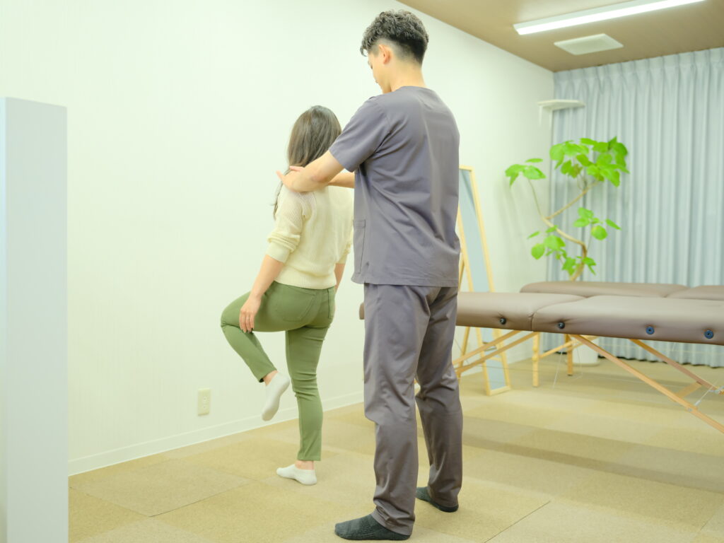 整骨院で日常の姿勢と体の動きのクセを見直す様子