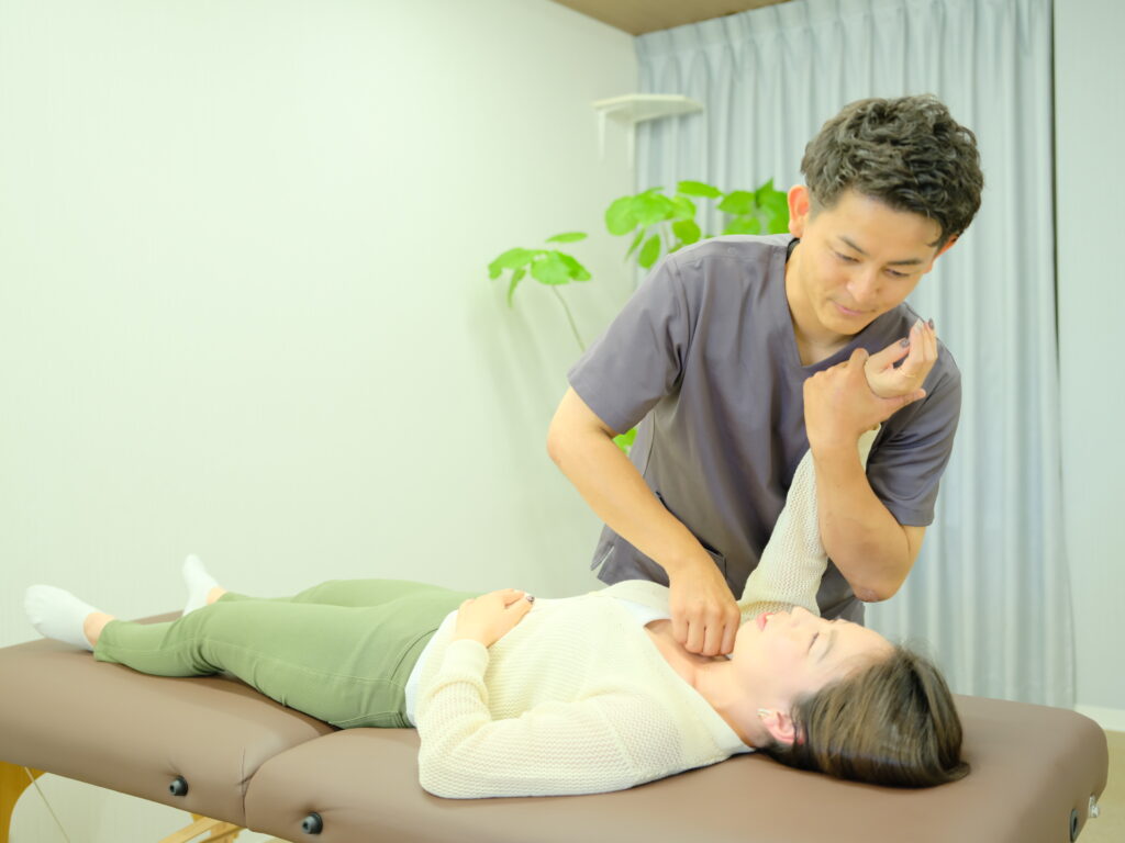 首こり、ストレートネックに対する施術の様子