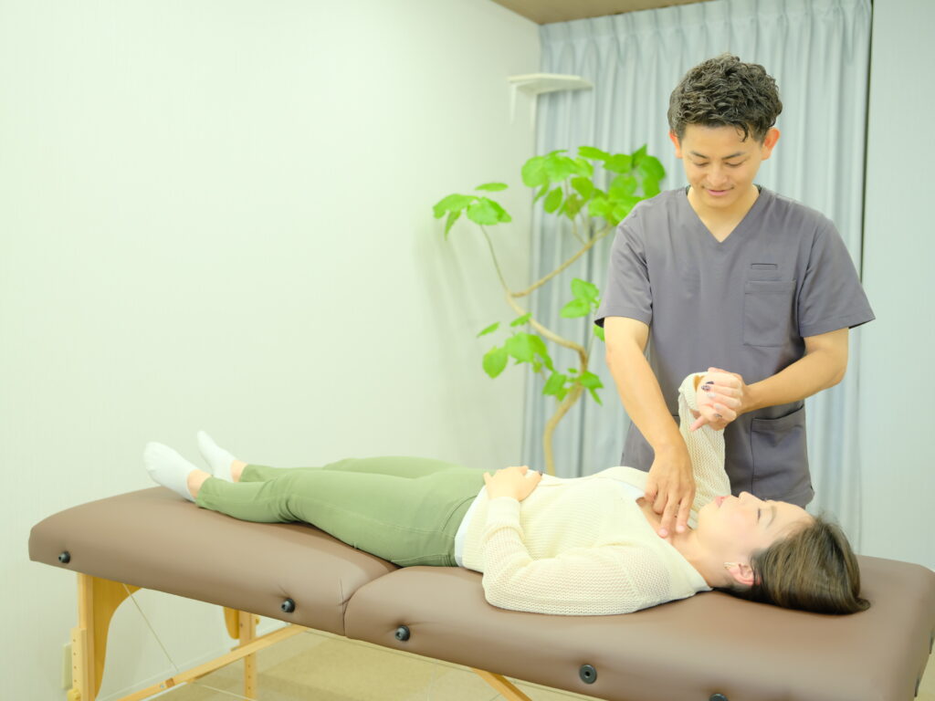 腱鞘炎の原因を全身から評価している整骨院の施術シーン