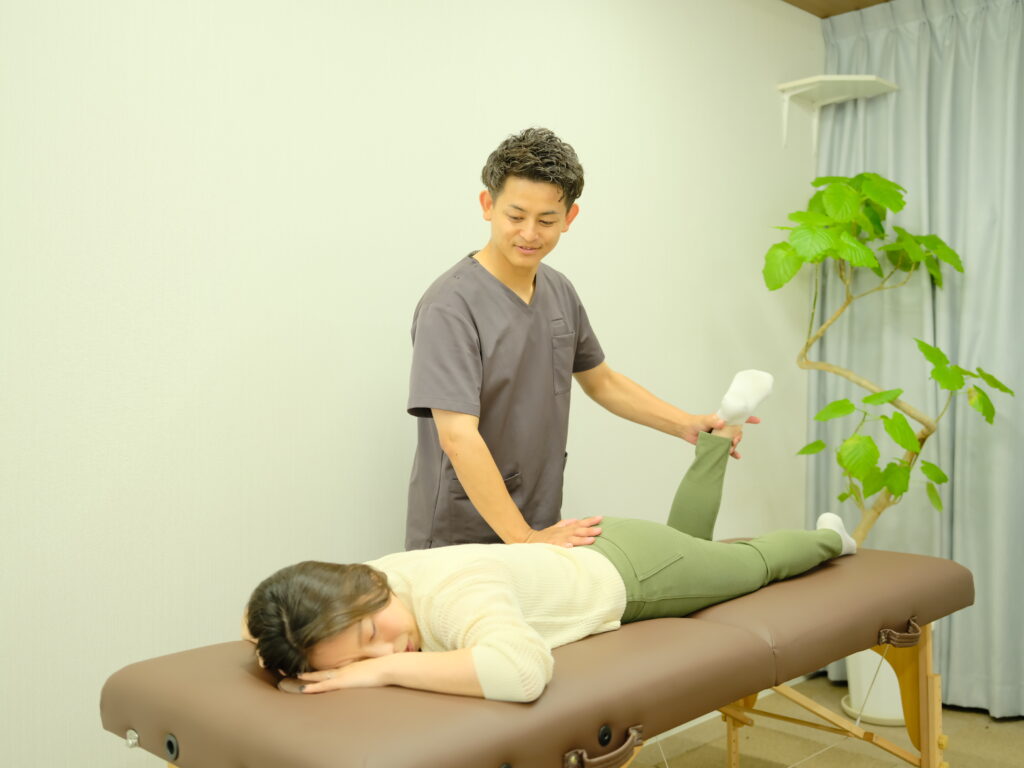 腰痛に対して専門的な施術を行う整骨院の様子