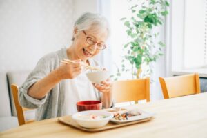食事をする高齢者女性
