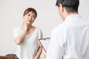 カウンセリングを受ける女性（首）