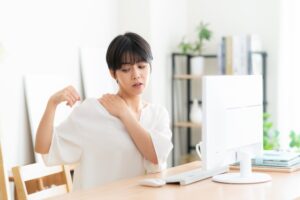 リビングでテレワークをする若い女性