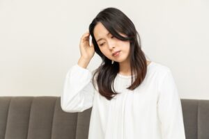 頭痛に悩む女性