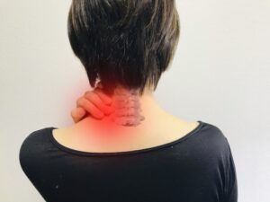 首の痛みがある女性