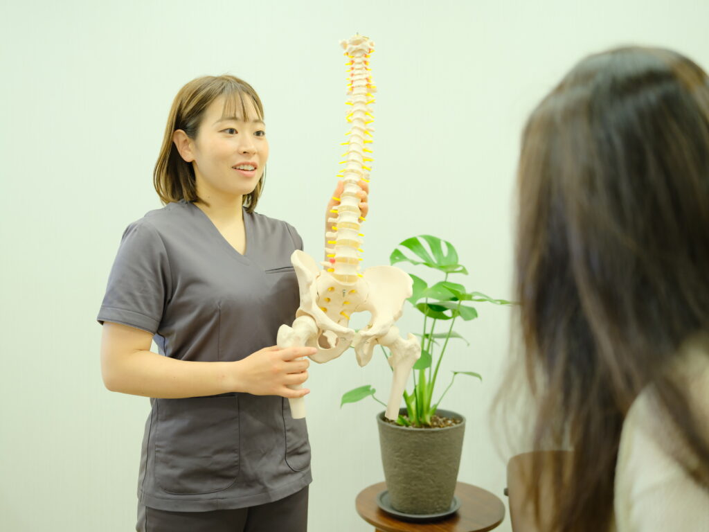 女性施術者が患者さんに説明をしている