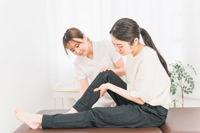 箕面市の整体 みゅう整骨院 | 全身のむくみを即効で改善！整骨院×FJA理論で“めぐり体質”に変わる整体【箕面市】整骨院で足のむくみについて相談する様子