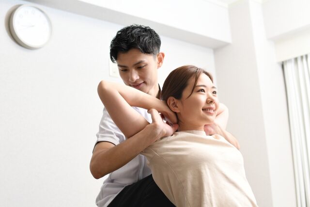 箕面市の整体 みゅう整骨院 | 危険なの？安全なの？整体のボキボキにまつわる誤解と真実整体を受ける女性