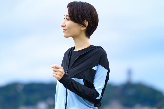 箕面市の整体 みゅう整骨院 | 猫背・骨盤の歪み、放置していませんか？整体で“見た目も不調も”根本改善｜40代女性の姿勢悩みをFJA理論で解決整体後にスッキリした様子で帰る女性の後ろ姿