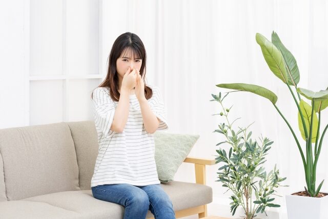 箕面市の整体 みゅう整骨院 | 副鼻腔炎の再発を防ぐには？“身体の再教育”がカギ何度も副鼻腔炎を繰り返して悩んでいる女性
