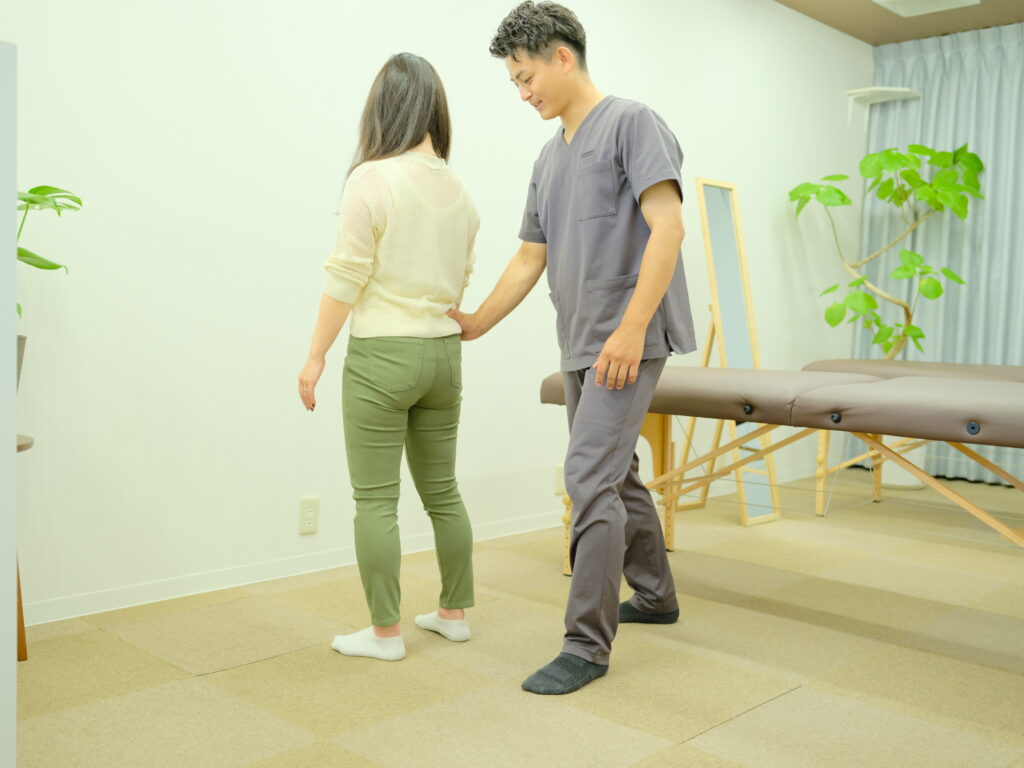 施術後に笑顔で立ち上がる女性