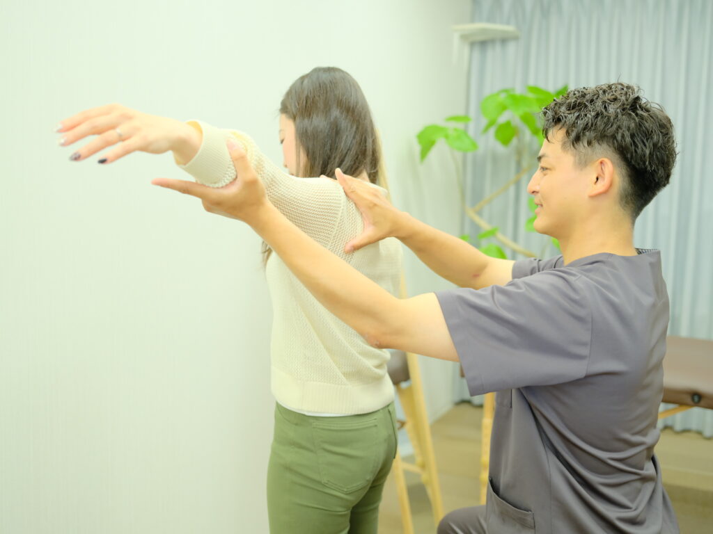 カウンセリングを受ける女性と施術者