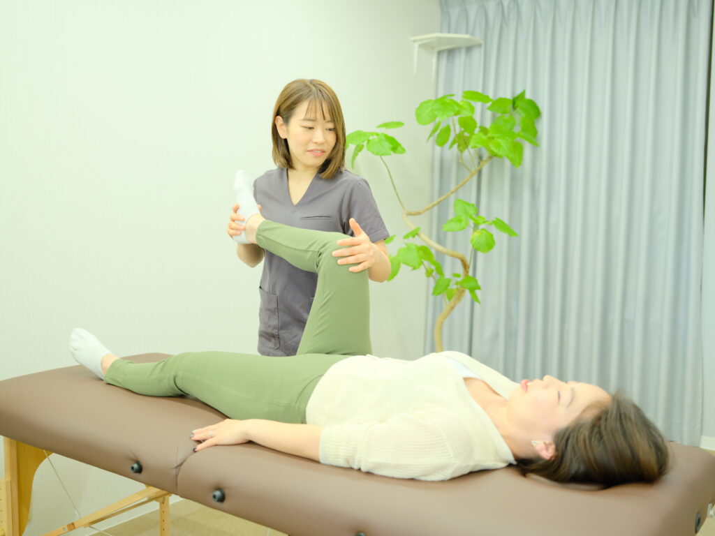 施術者が骨盤の動きを触診するシーン