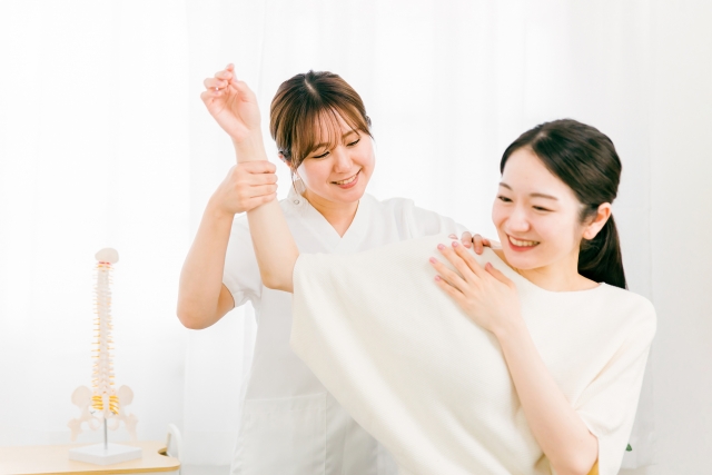 整体院に肩こりの治療にきた患者と整体師