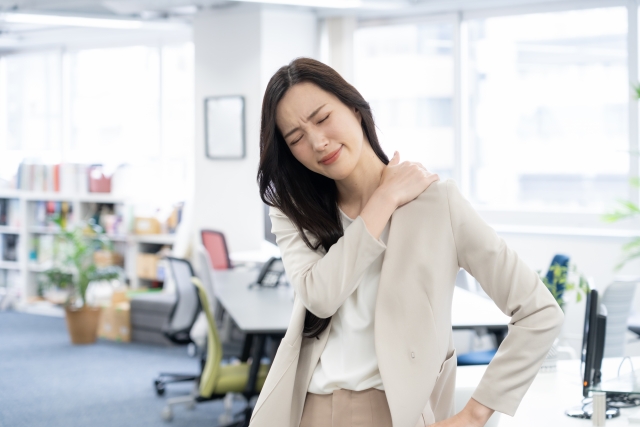 オフィスで体調が悪くなるビジネスウーマン