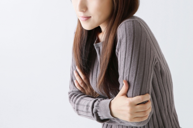 1289058_s 凍える女性