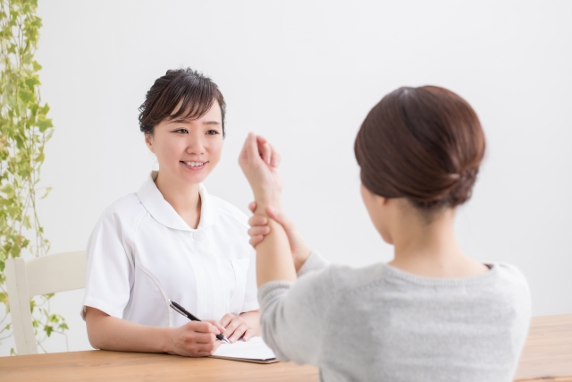 手首が痛い女性をカウンセリング