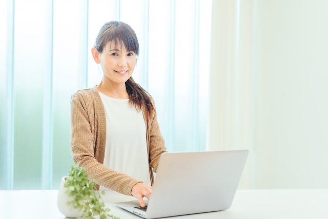 パソコンを使う中高年の女性