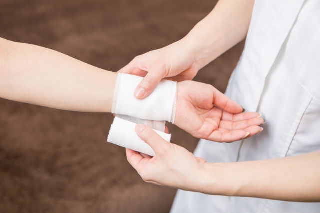 手首に包帯を巻く