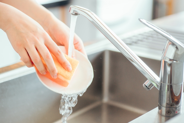 洗い物をする女性の手元