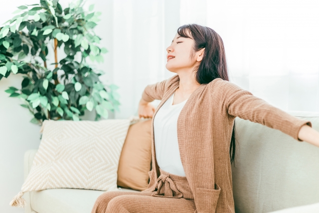 24326827_s ソファで深呼吸する女性