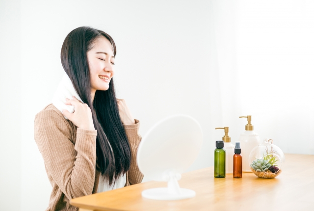 24398582_s 首にホットタオルを当てる女性