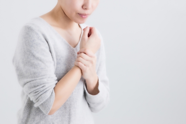 手首が痛い女性