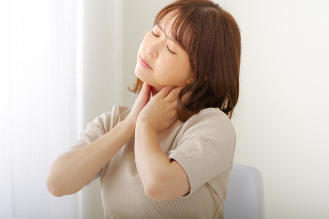 27081041_s 首のまわりが痛そうな若い女性