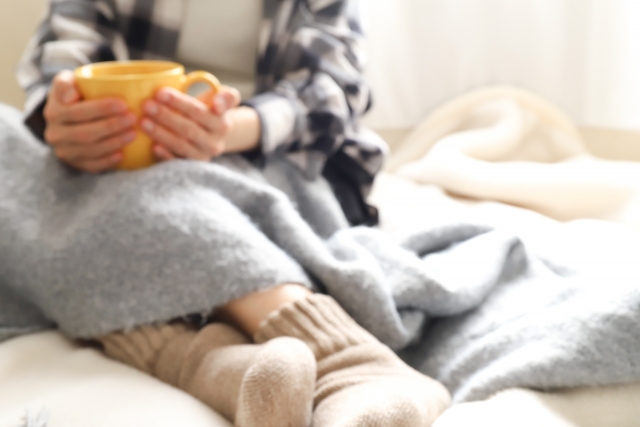マグカップを持った女性の冷え性イメージ