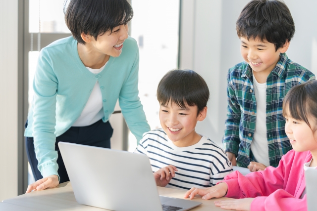 教室でパソコンを操作する小学生