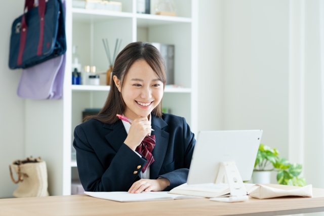 タブレット端末で勉強する女子高生