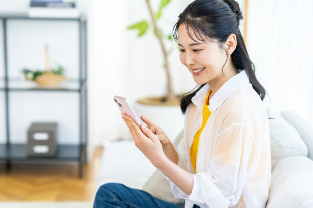 33670404_s 部屋でスマホを操作する女性