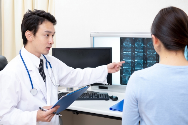 レントゲンを指さしながら説明する医師