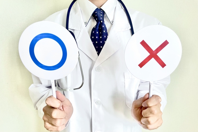 丸とバツをもつ男性医者