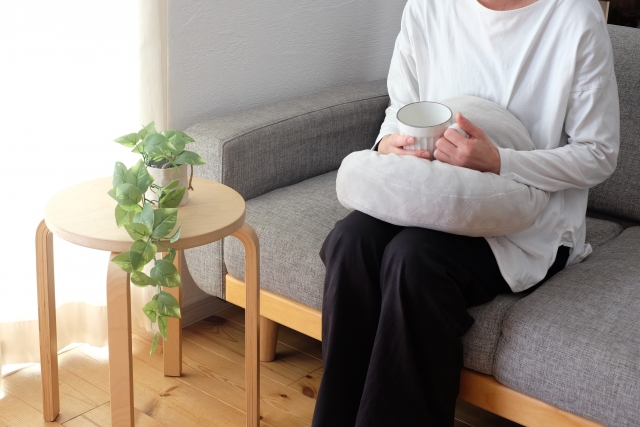 ソファーで一休みする女性