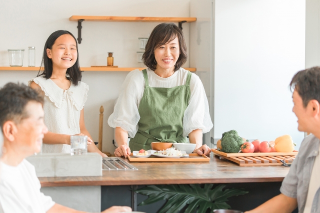 キッチンで料理を作るママとお手伝いする娘