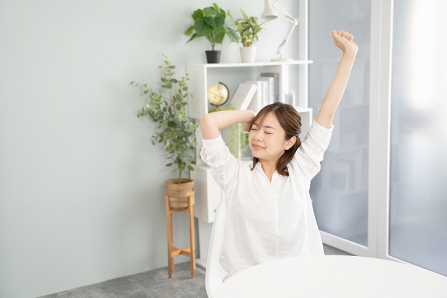 伸びストレッチをする女性