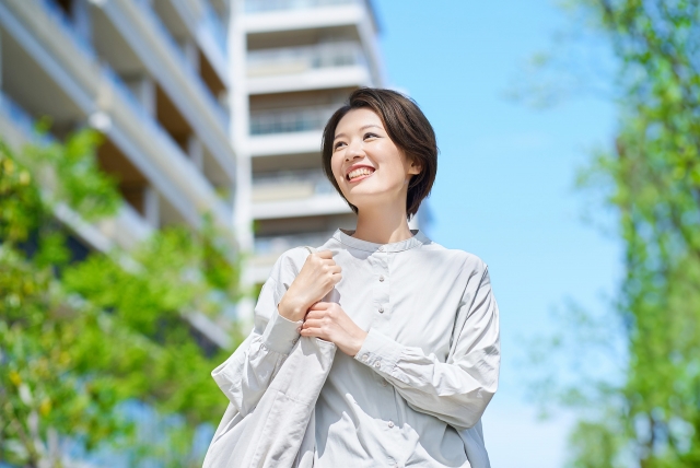 ショッピングバッグを持って街を歩く女性