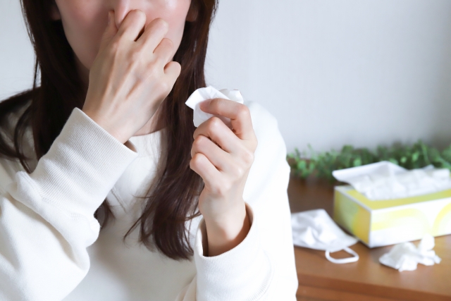 鼻をかむ女性