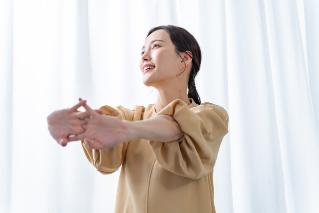 ストレッチをする女性