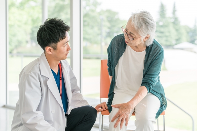 34009747_s 膝の痛みを訴えるシニアを診察する男性医師