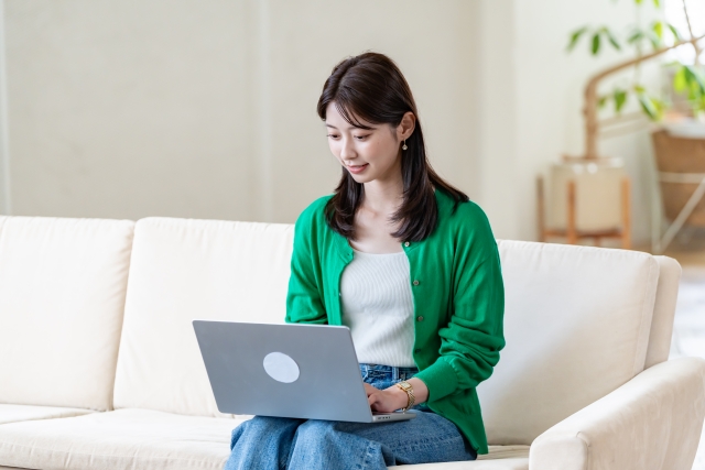 カフェやオフィスでパソコン作業をする女性