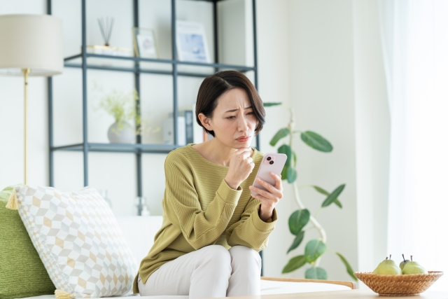 スマホで悩むミドルの女性