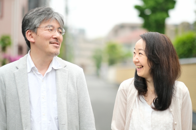 3526633_s 談笑する夫婦