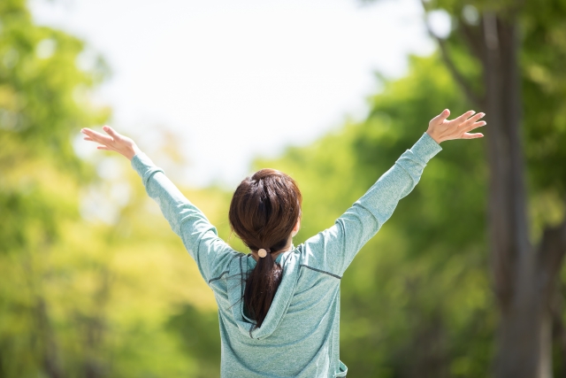 深呼吸する女性