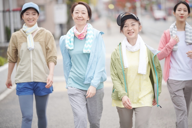 ウォーキングする女性