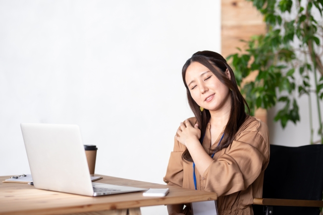 肩こりのビジネスウーマン
