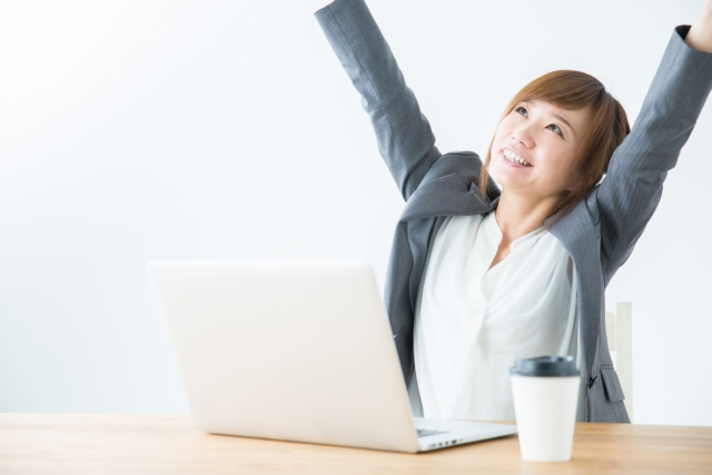 背伸びする女性