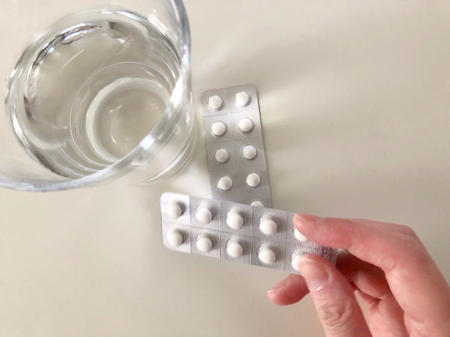 クスリを持つ女性の手