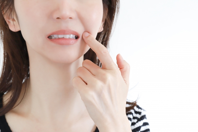 歯軋りをして歯を気にする女性